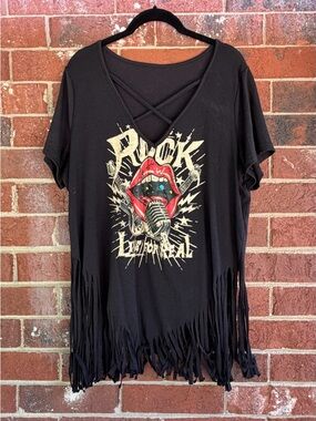 SHEIN Black Short Sleeve Fringe Tee with Red Lip Graphic